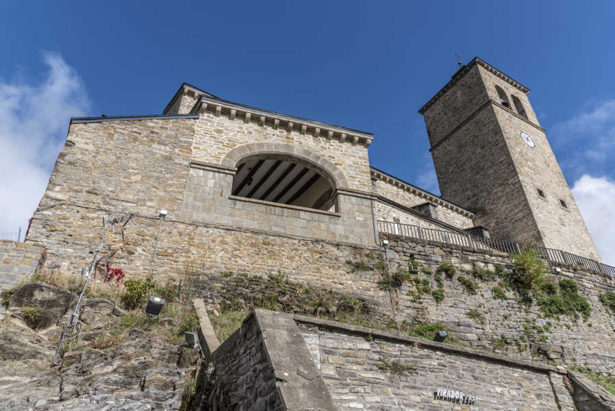 Huesca - Biescas 5 - parroquia de San Pedro Apóstol.jpg